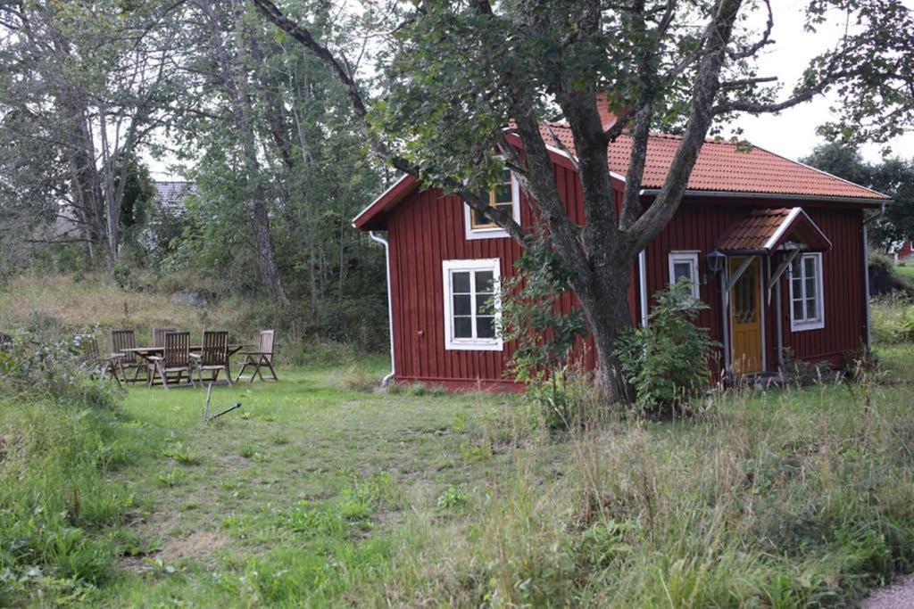 Sjoenaera Stuga Med Bat Och Bastu Ramkvilla Экстерьер фото