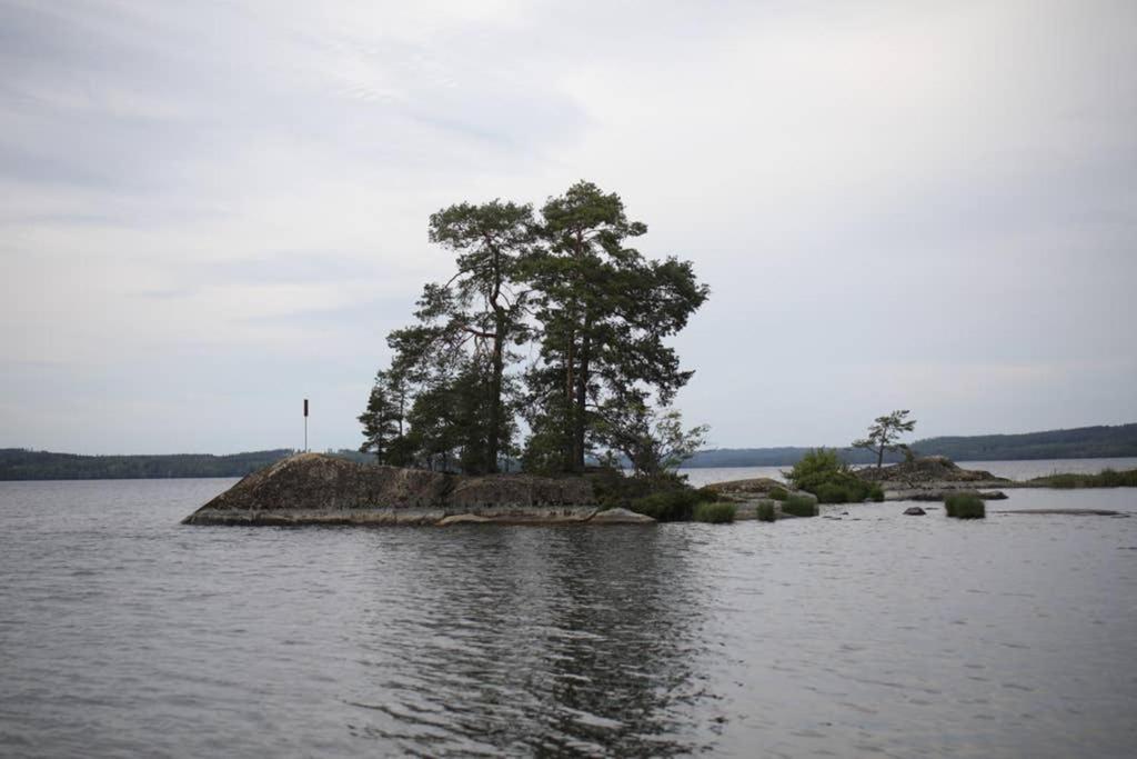 Sjoenaera Stuga Med Bat Och Bastu Ramkvilla Экстерьер фото