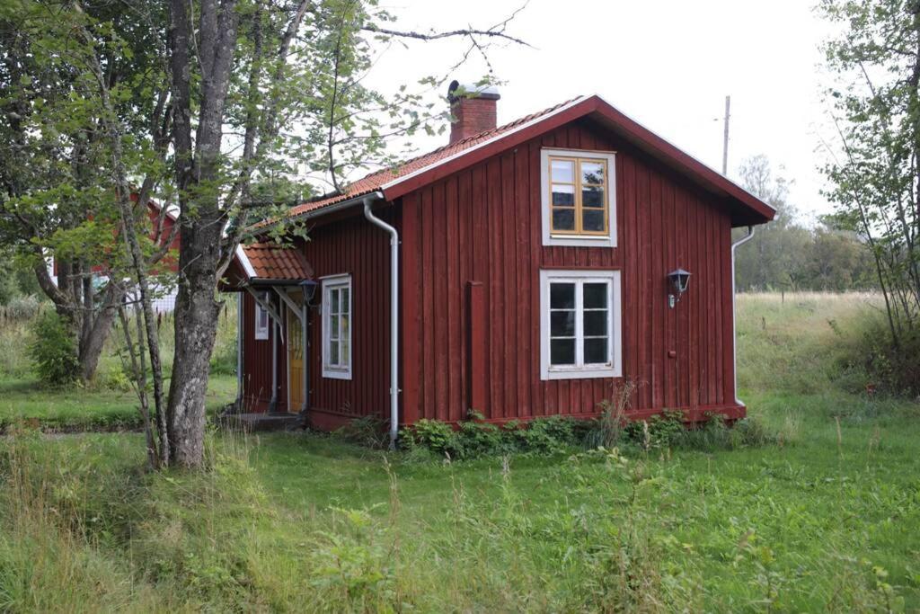 Sjoenaera Stuga Med Bat Och Bastu Ramkvilla Экстерьер фото