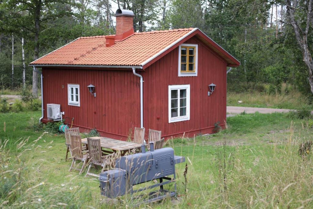 Sjoenaera Stuga Med Bat Och Bastu Ramkvilla Экстерьер фото